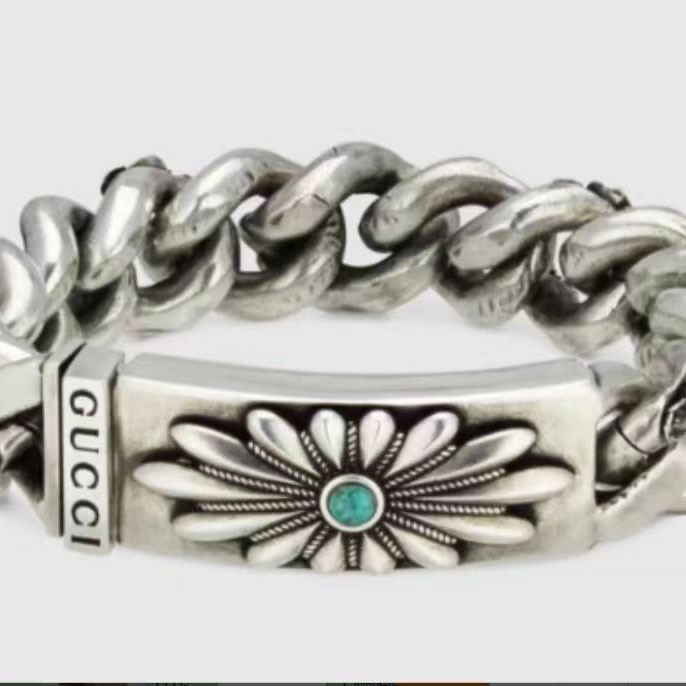 G*u*i bracelets